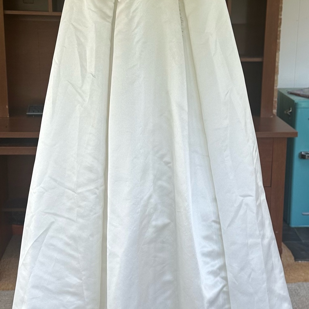 Maggie Sottero White Pleated Sweetheart Gown - Picture 7 of 9